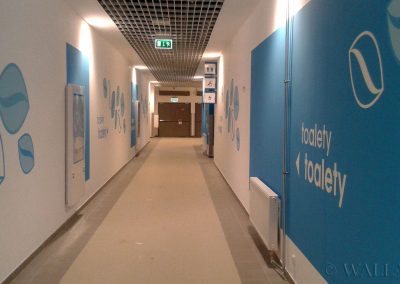 pomalowany korytarz do toalet