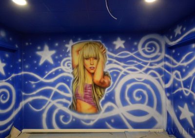 pomalowana ściana - disco room