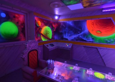 pokój urodzinowy - statek kosmiczny  - malowanie fluorescencyjne UV